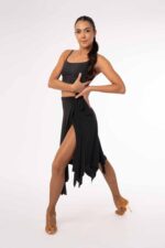 sort nederdel. Den flatterende pasform fremhæver taljen, mens det fine sløjfedetalje giver et feminint og stilfuldt udtryk. Slidsen tilføjer både bevægelsesfrihed og et strejf af sensualitet, hvilket gør nederdelen perfekt til dans, men kan også bruges til hverdag og fest.  Fremstillet i et let og behageligt materiale, der falder smukt og følger kroppens former.